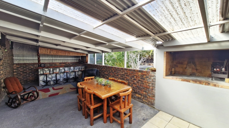 5 Bedroom Property for Sale in Middedorp Western Cape